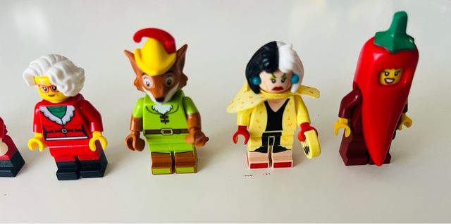 Minifiguras Lego variadas con expositor