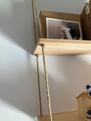 Estantería doble de madera colgada
