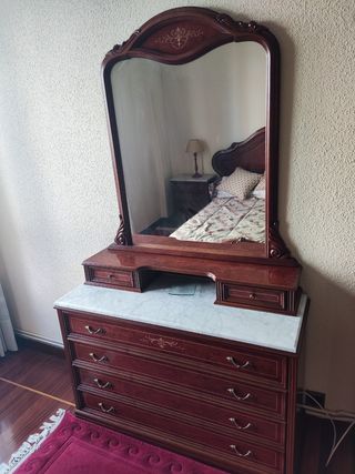 Cómoda de madera y mármol.