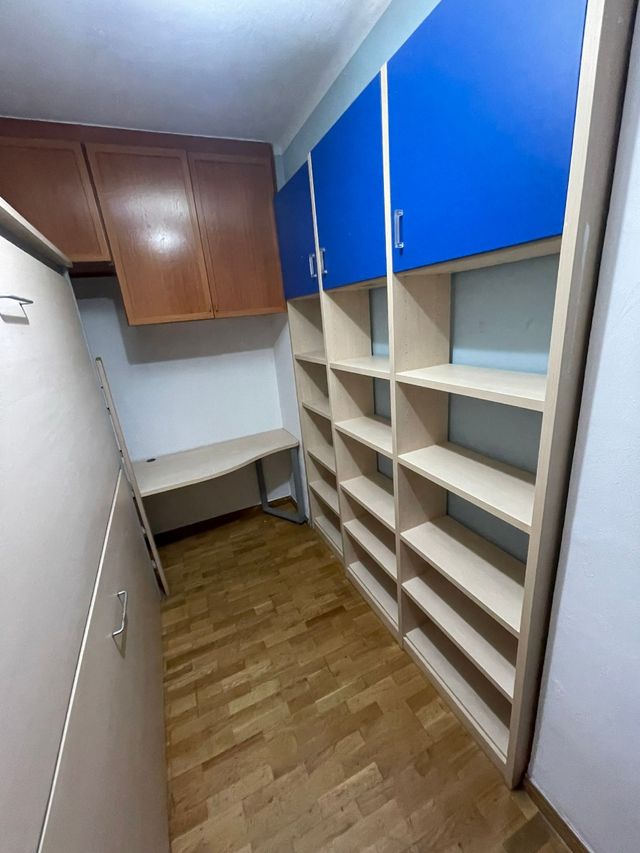 Estantería con altillo azul - Librería