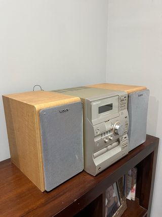 Equipo de música Sony con altavoces