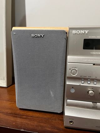 Equipo de música Sony con altavoces