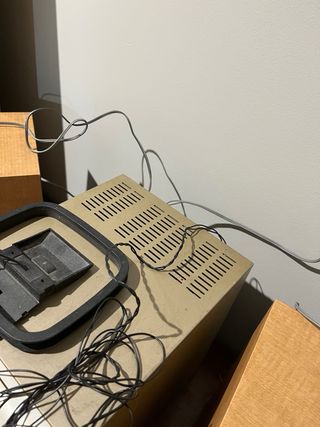 Equipo de música Sony con altavoces