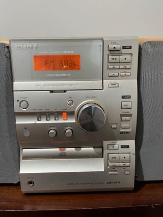 Equipo de música Sony con altavoces