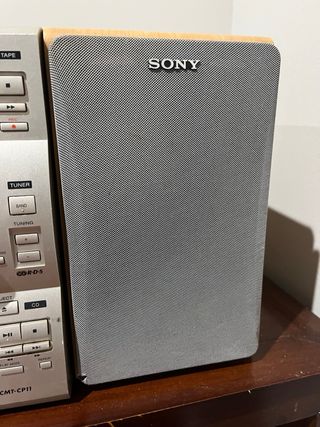 Equipo de música Sony con altavoces