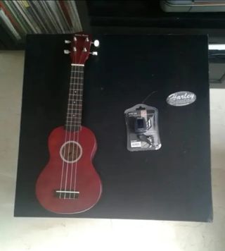 Ukelele Harley Benton + Afinador