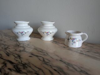 Juego de floreros y jarra antiguos