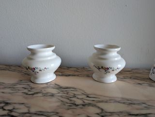 Juego de floreros y jarra antiguos