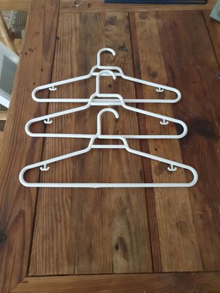 3 Perchas Blancas de Plástico