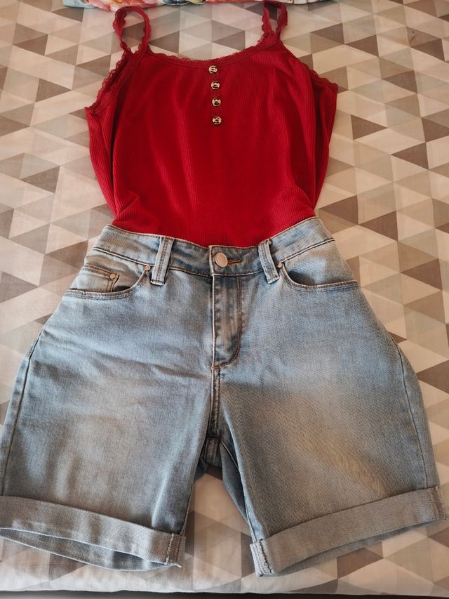Conjunto top rojo y shorts vaqueros