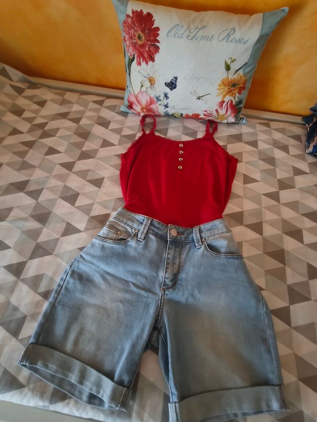 Conjunto top rojo y shorts vaqueros