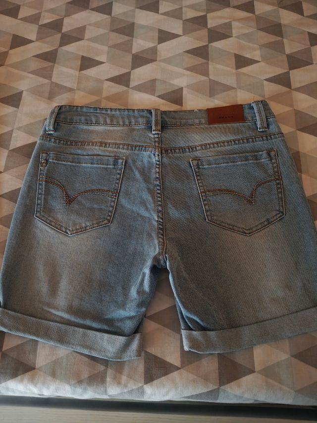 Conjunto top rojo y shorts vaqueros