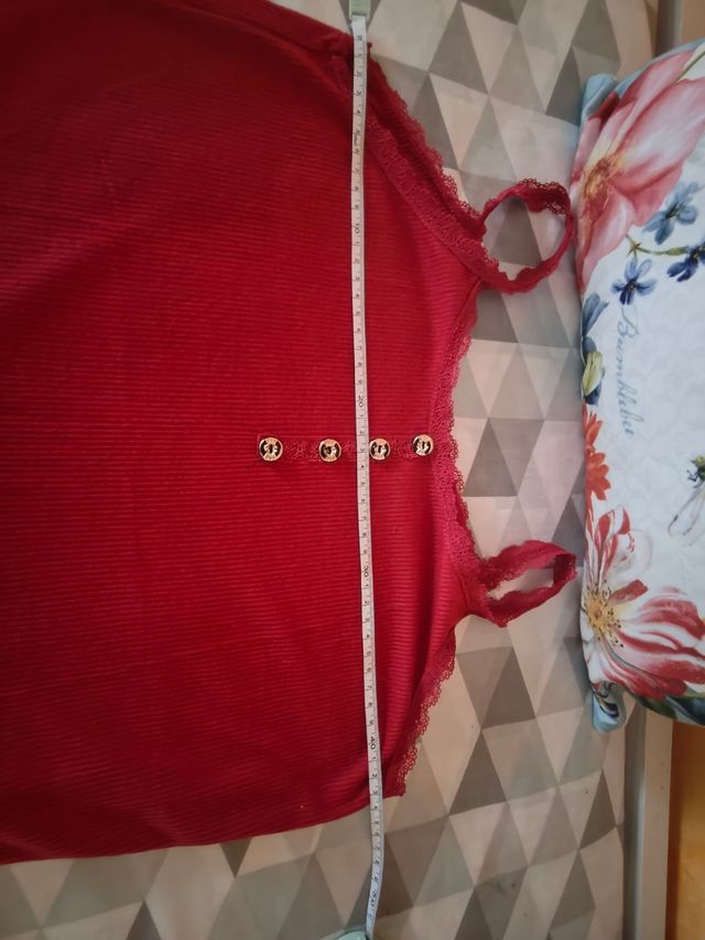 Conjunto top rojo y shorts vaqueros