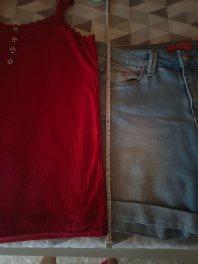 Conjunto top rojo y shorts vaqueros