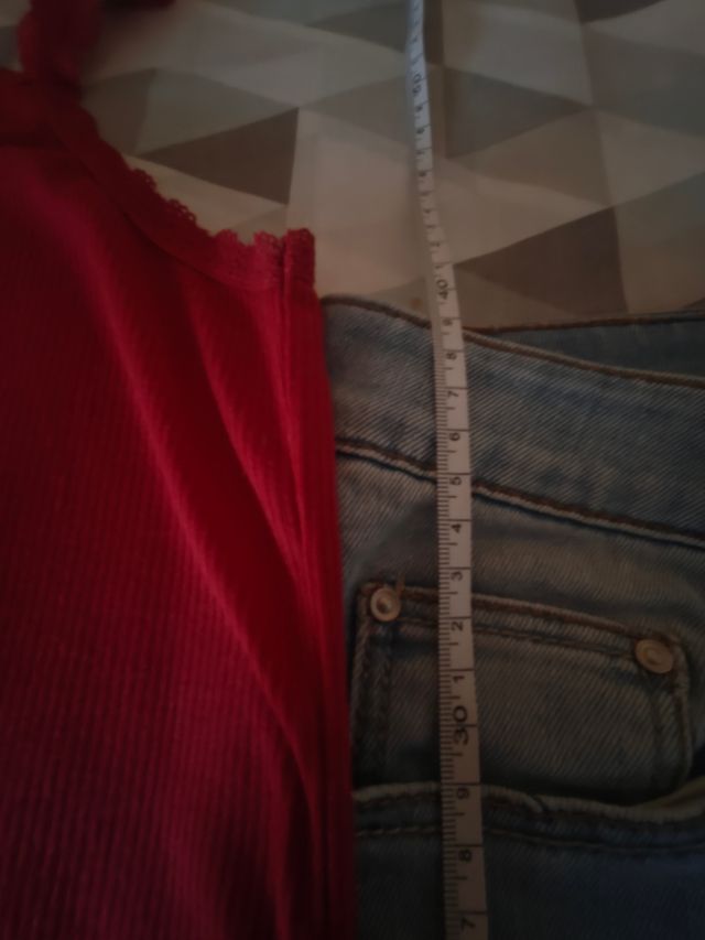 Conjunto top rojo y shorts vaqueros