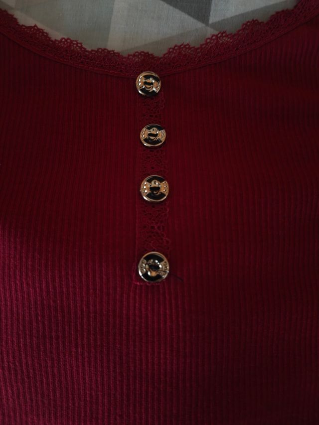 Conjunto top rojo y shorts vaqueros