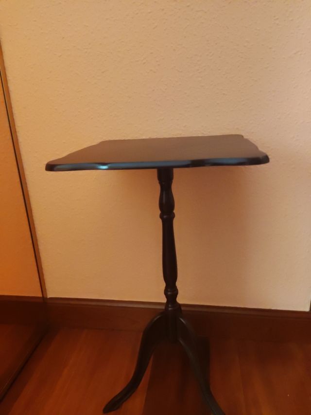 Mesita de madera oscura.