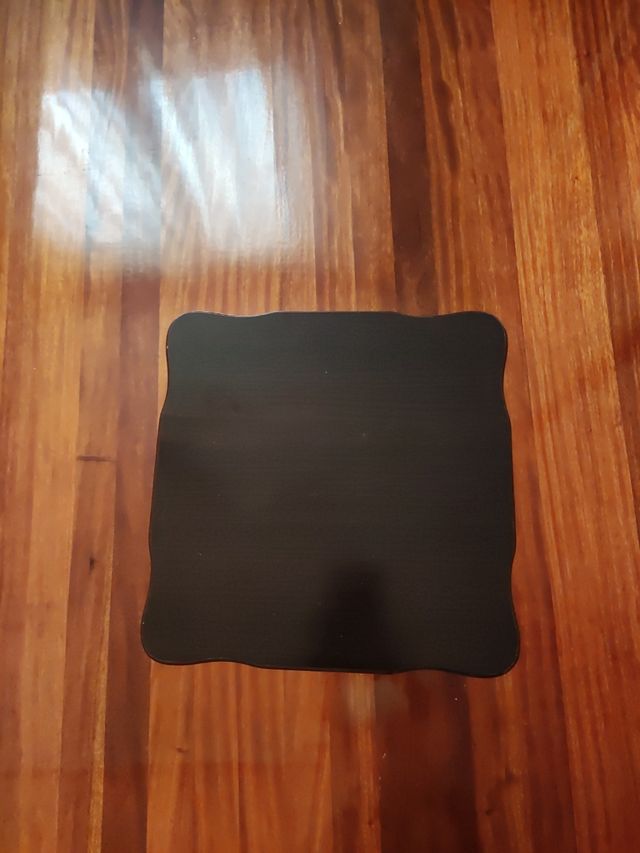 Mesita de madera oscura.