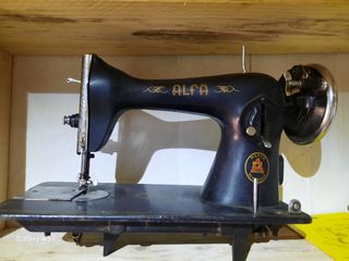 Máquina coser Alfa antigua