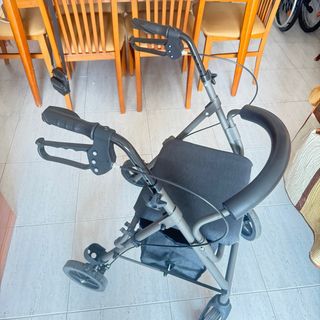 Andador con ruedas y asiento