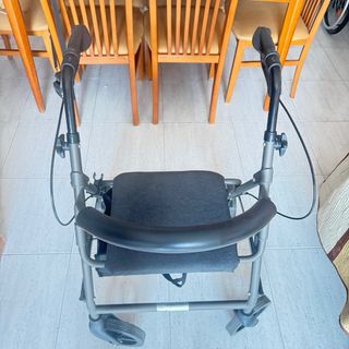 Andador con ruedas y asiento