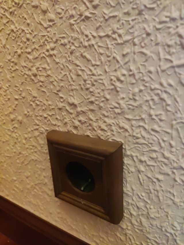 Enchufe de pared marrón.