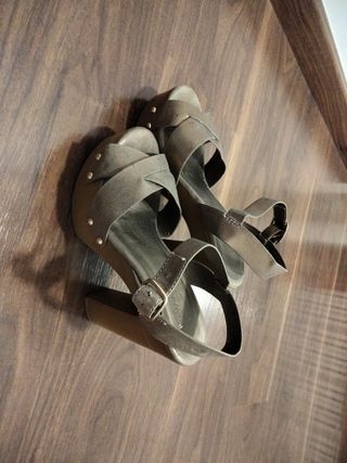 Sandalias doradas tacón medio