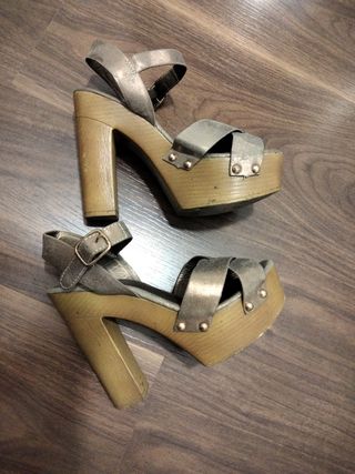 Sandalias doradas tacón medio