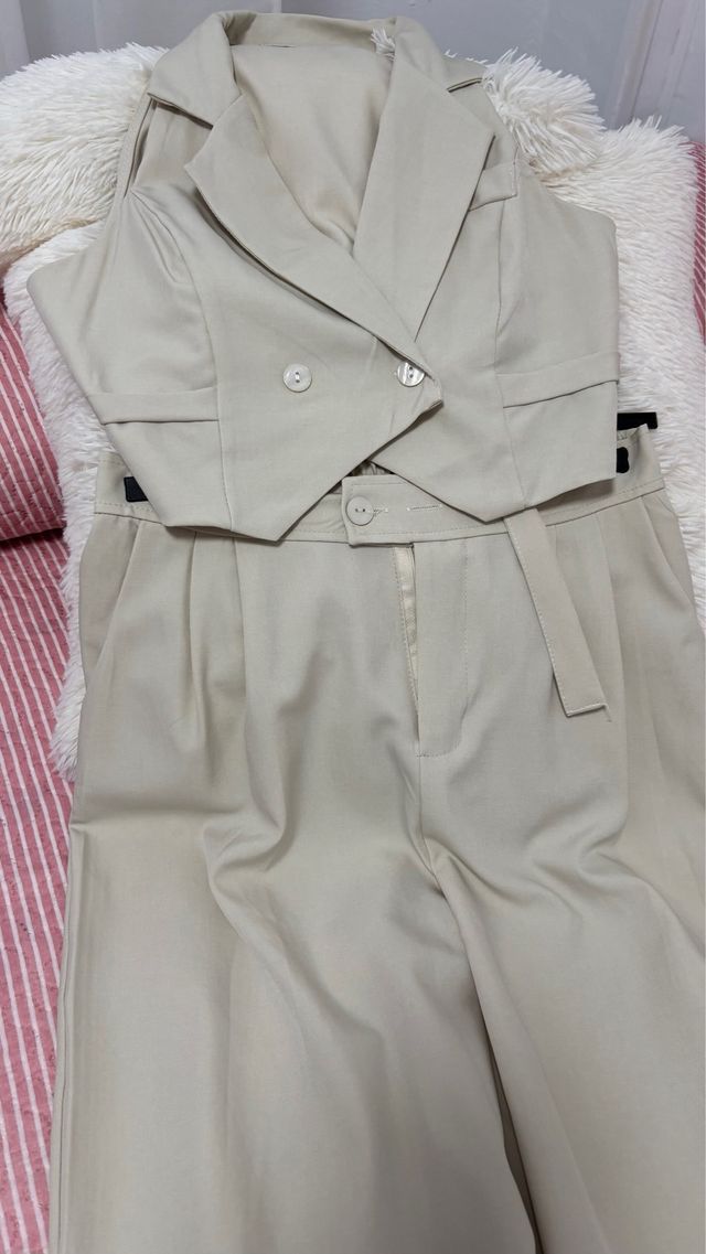 Traje beige elegante