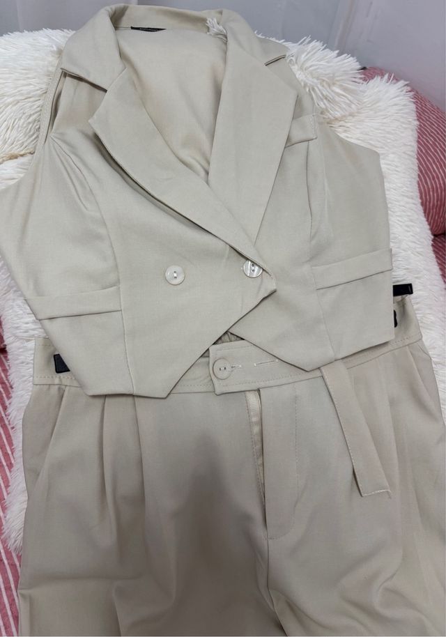 Traje beige elegante