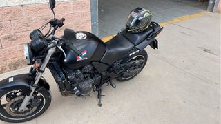 Honda CBF600N - Moto negra mate
