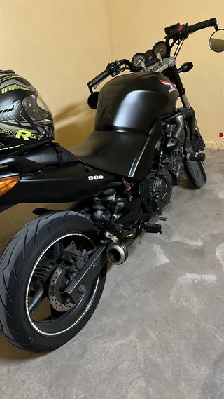 Honda CBF600N - Moto negra mate