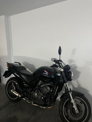 Honda CBF600N - Moto negra mate