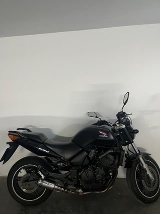 Honda CBF600N - Moto negra mate