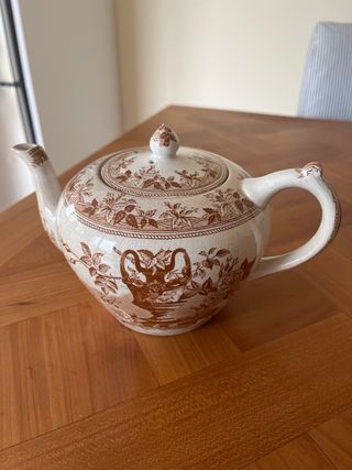 Tetera porcelana marrón-blanca. 