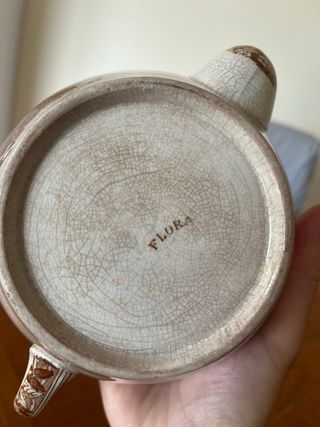 Tetera porcelana marrón-blanca. 