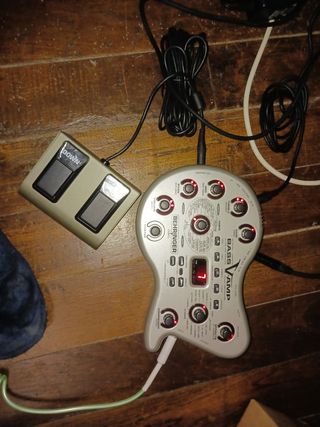 Pedaliera Behringer Bass V amp per basso