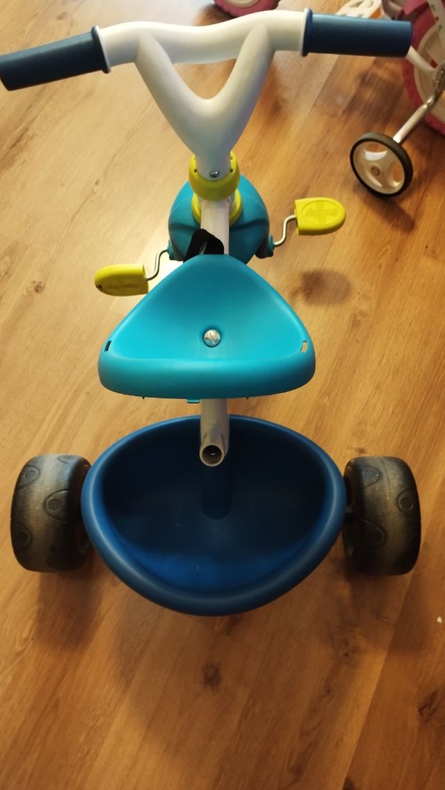 Triciclo infantil azul en perfecto estado 