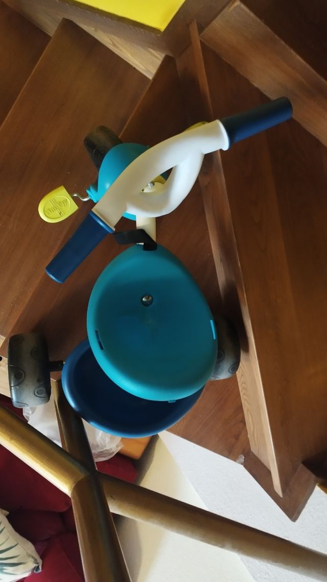 Triciclo infantil azul en perfecto estado 