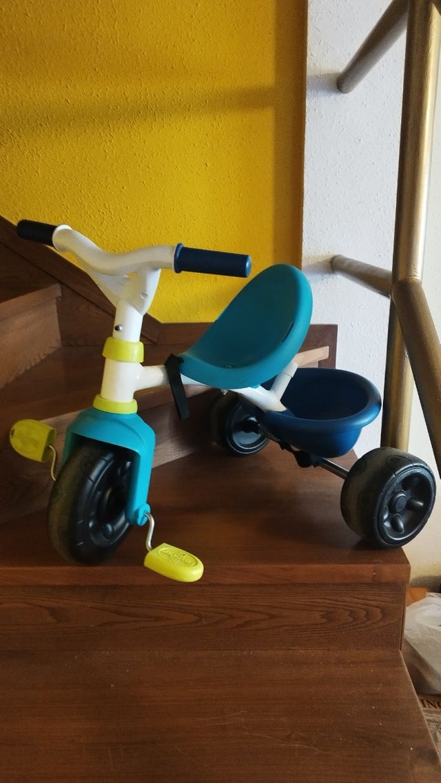 Triciclo infantil azul en perfecto estado 