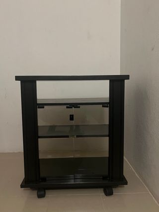 Vitrina negra con ruedas
