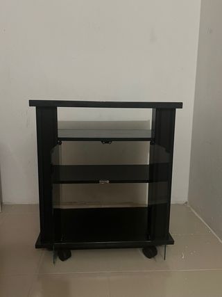 Vitrina negra con ruedas