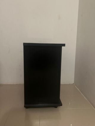 Vitrina negra con ruedas
