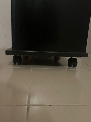 Vitrina negra con ruedas