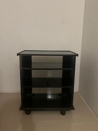 Vitrina negra con ruedas