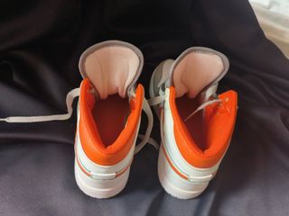 Nike Air Jordan 1 grises y naranjas