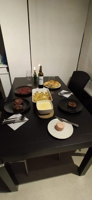 Urge: Mesa Ikea negra extensible 6-10 comensales.