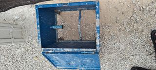 Caja metálica azul para contador