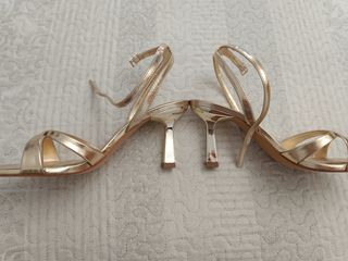 Sandalias Stradivarius doradas 39