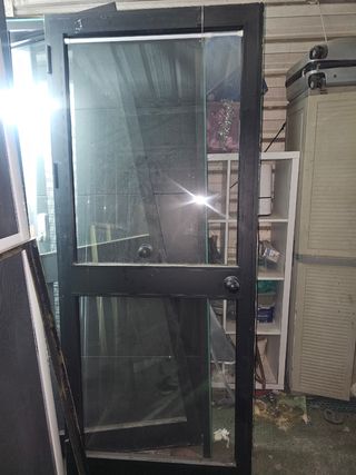 Puerta aluminio cristal negra